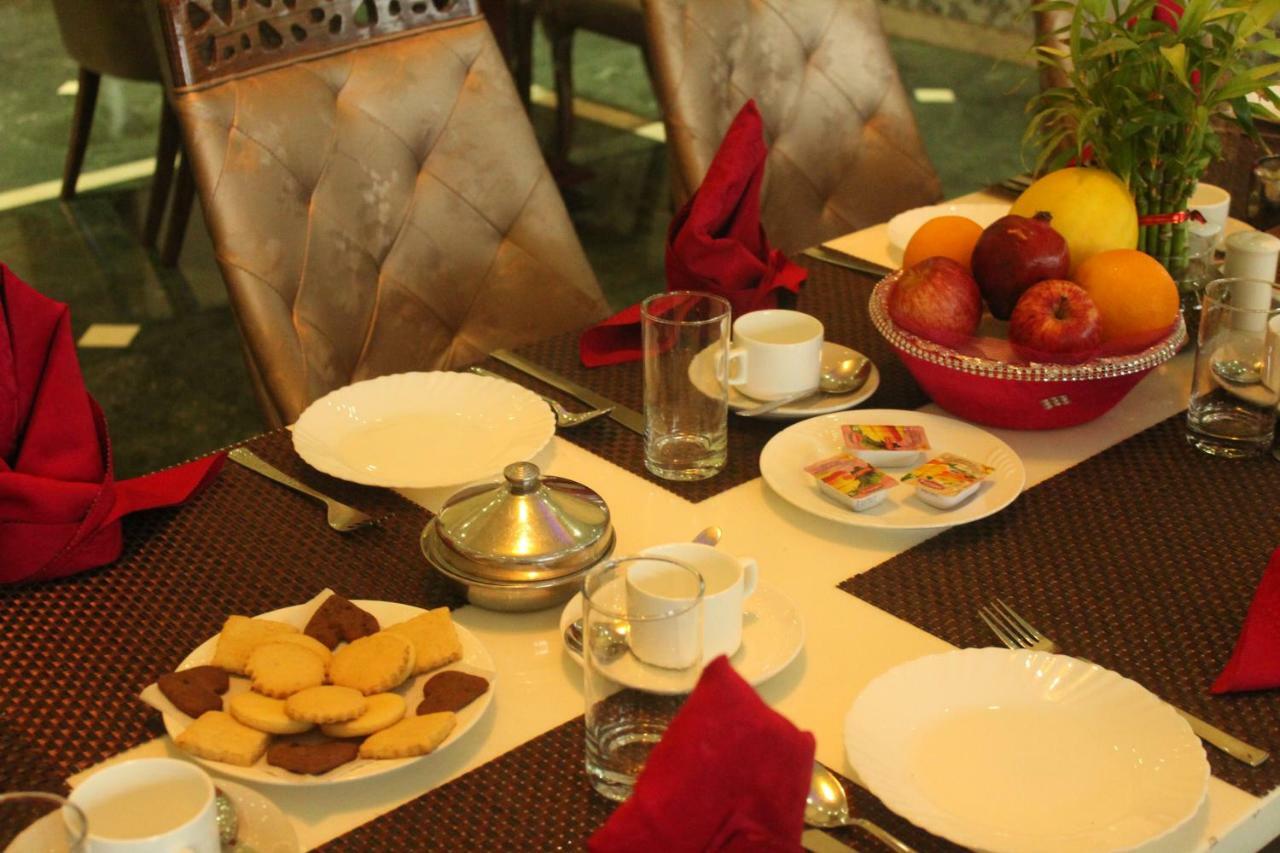 מלון Ramada By Wyndham Jaipur Jaisinghpura מראה חיצוני תמונה