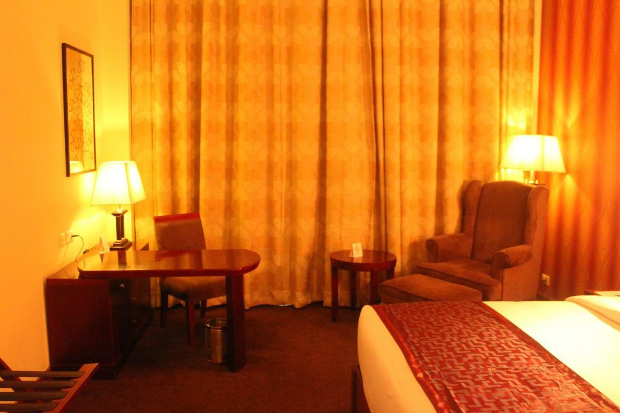 מלון Ramada By Wyndham Jaipur Jaisinghpura מראה חיצוני תמונה